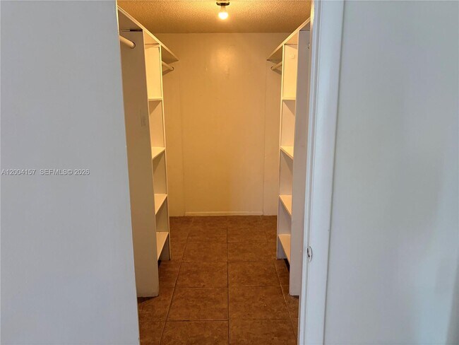 Building Photo - 4168 Inverrary Dr