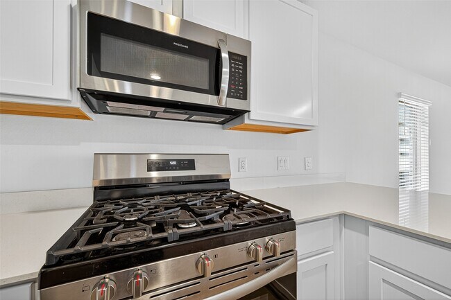 Building Photo - 27130 Breakaway Ln