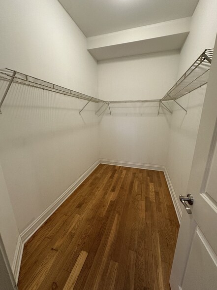 Building Photo - 6229 N Richmond St