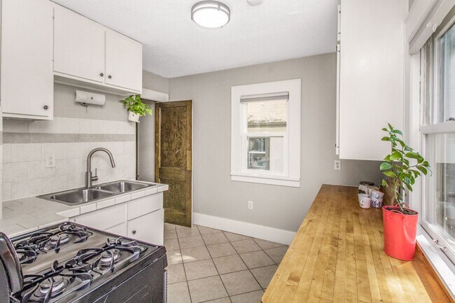 Building Photo - Wonderful 2 Bedroomed House in the heart of Saint Paul.