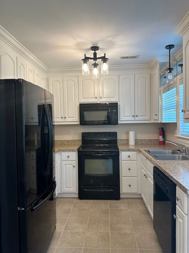 Building Photo - Inviting 3 Bed 2 Bath House