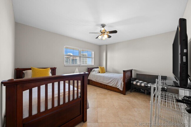 Building Photo - 511 Bayshore Dr