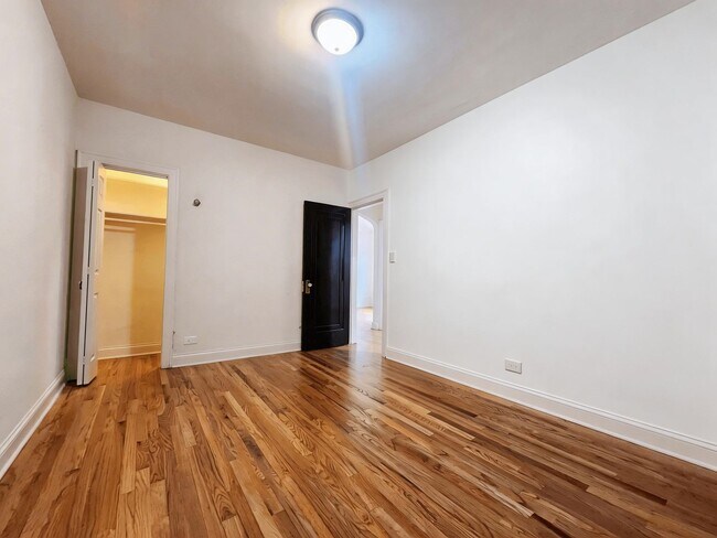 Building Photo - Spacious 2bed/1bath With Vintage Touches and Updated Kitchen