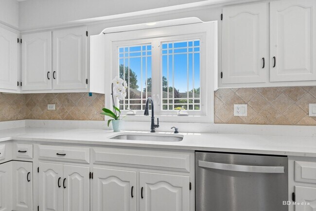 Building Photo - 13025 Silver Fox Dr