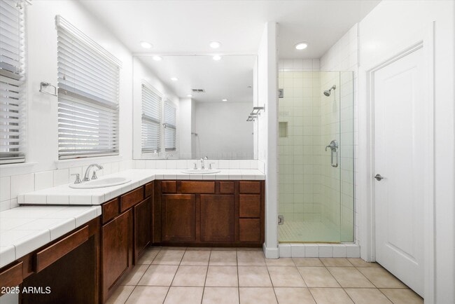 Building Photo - 505 W 6th St