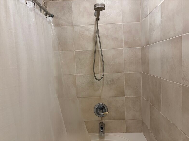 Building Photo - 3951 NE 17th Ave