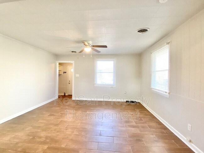 Building Photo - 323 Roane Dr