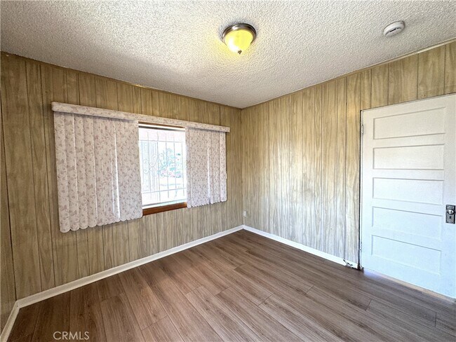 Building Photo - 1049 W 65th Pl