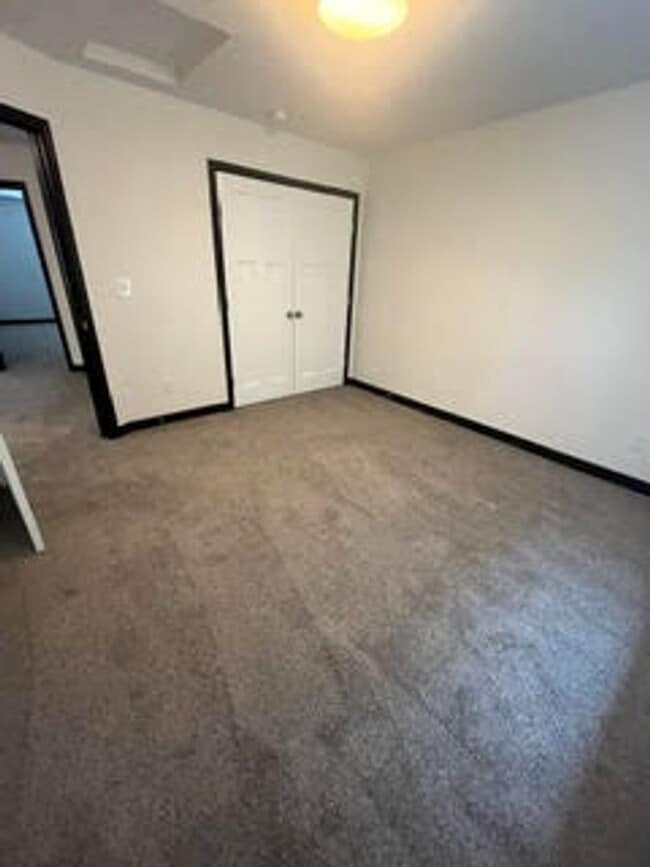 Building Photo - 467 Sparrow Way