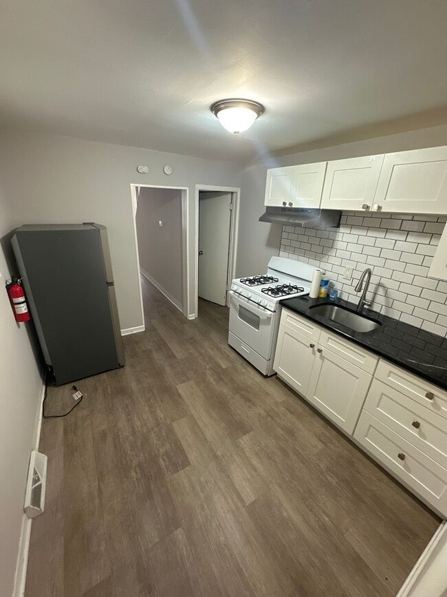 Building Photo - Renovated 3 bed townhome