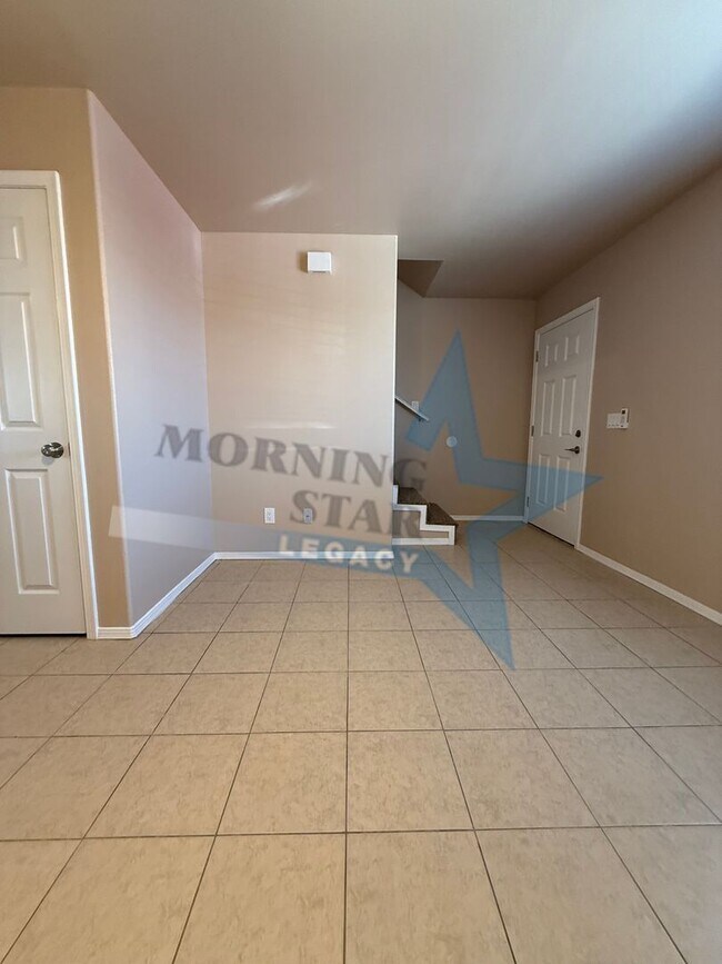 Building Photo - Like NEW! Location & Quality!
