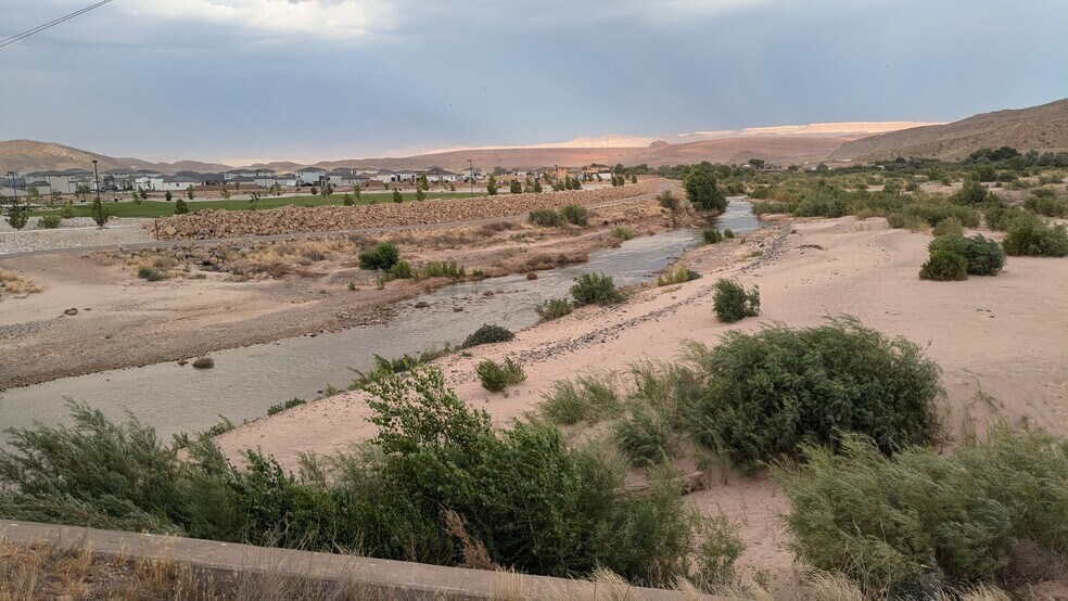 Building Photo - 693 S Taylor Creek Dr