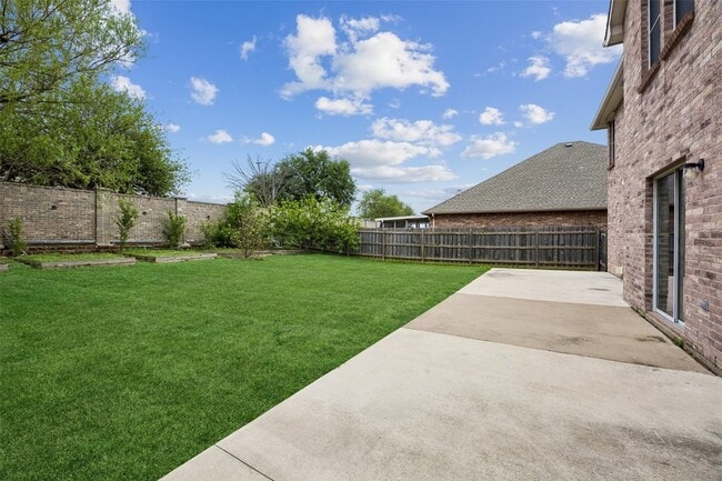 Building Photo - 320 S Mesa Verde Way