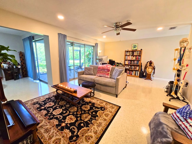 Building Photo - Charming 2 Bed/ 2 Bath Home w/ Garage in Sarasota