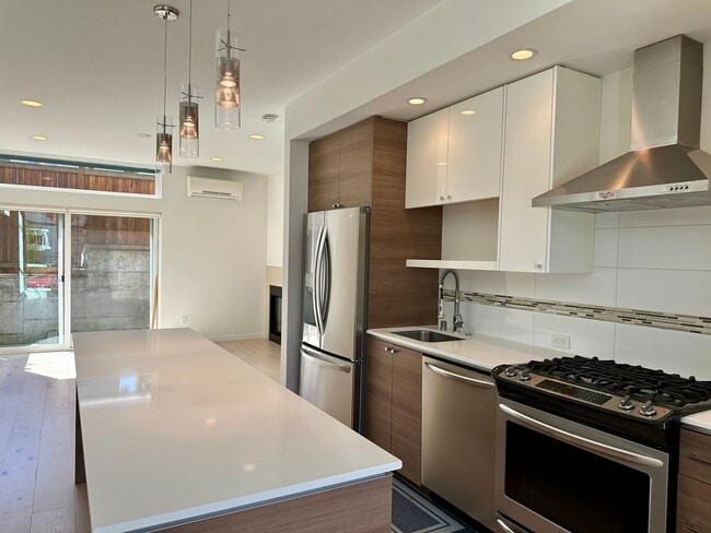 Building Photo - Stunning Central District Townhome