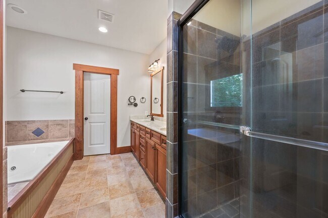 Building Photo - 2171 Briarwood Cir