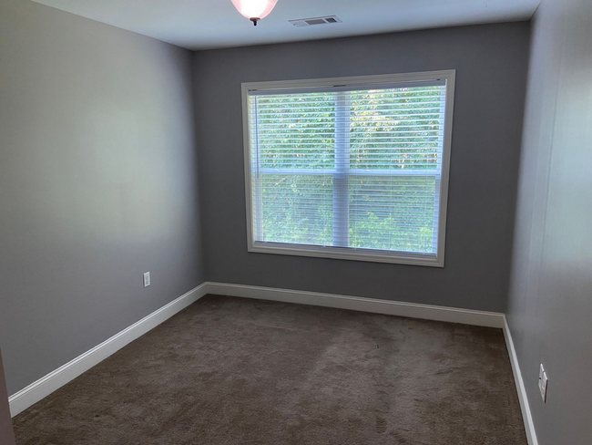 Building Photo - 3 BR/2.5 BA