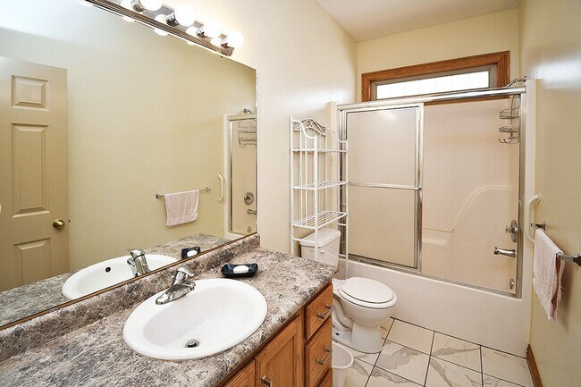 Building Photo - 2 Blocks from MERCY HOSPITAL! FULLY FURNIS...