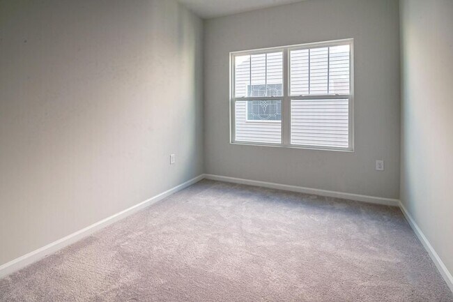 Building Photo - 214 Bedivere Ln