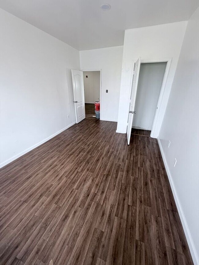 Building Photo - Inspected and Approved 3 Bedroom 1 Bath w PARKING & Appliances