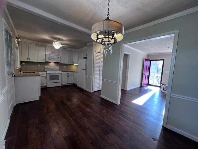 Building Photo - 7400 Barberry Ct