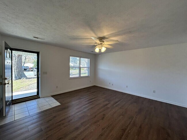 Building Photo - 200 Henry St