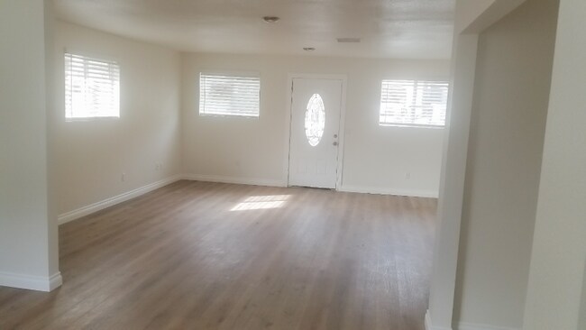 Building Photo - 812 N Main St