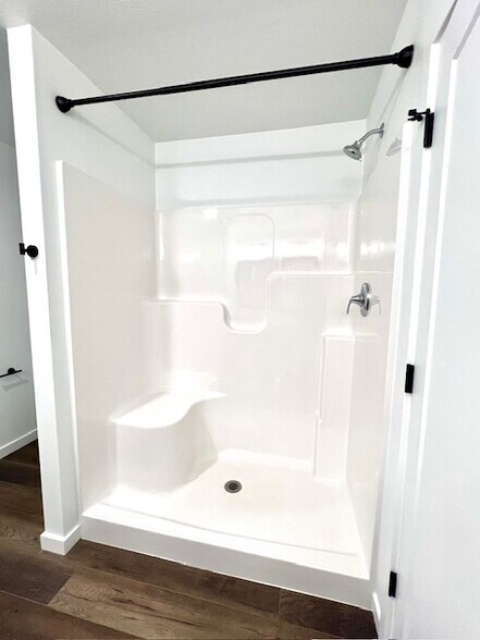 Master Bath w/ Walk-In Shower - 800 Hoffman Hills Blvd