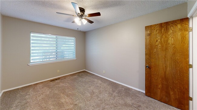 Building Photo - 1275 N Gregg Ave