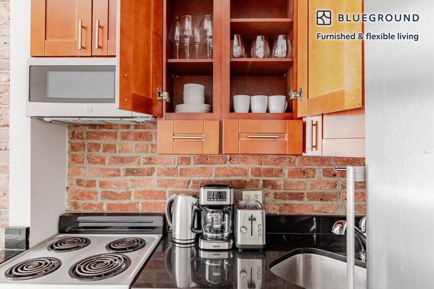 Building Photo - 234 E 14th St