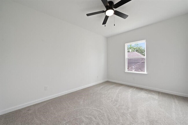 Building Photo - 1071 St Clair St