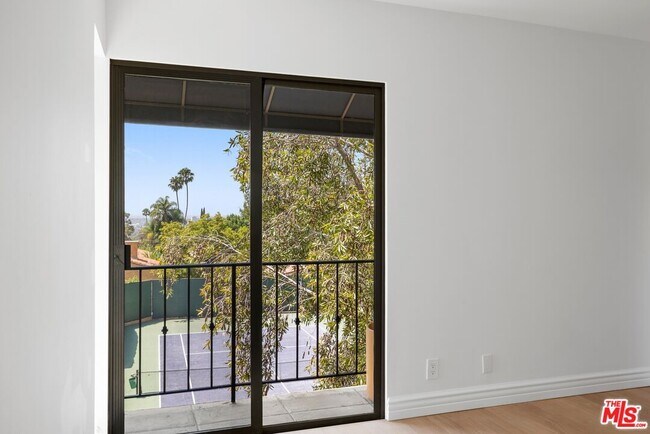 Building Photo - 1121 La Collina Dr