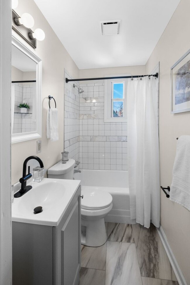 Building Photo - FULLY UPDATED 2 BR, 1 BA Single Family Home in Edgewood - SHARP!