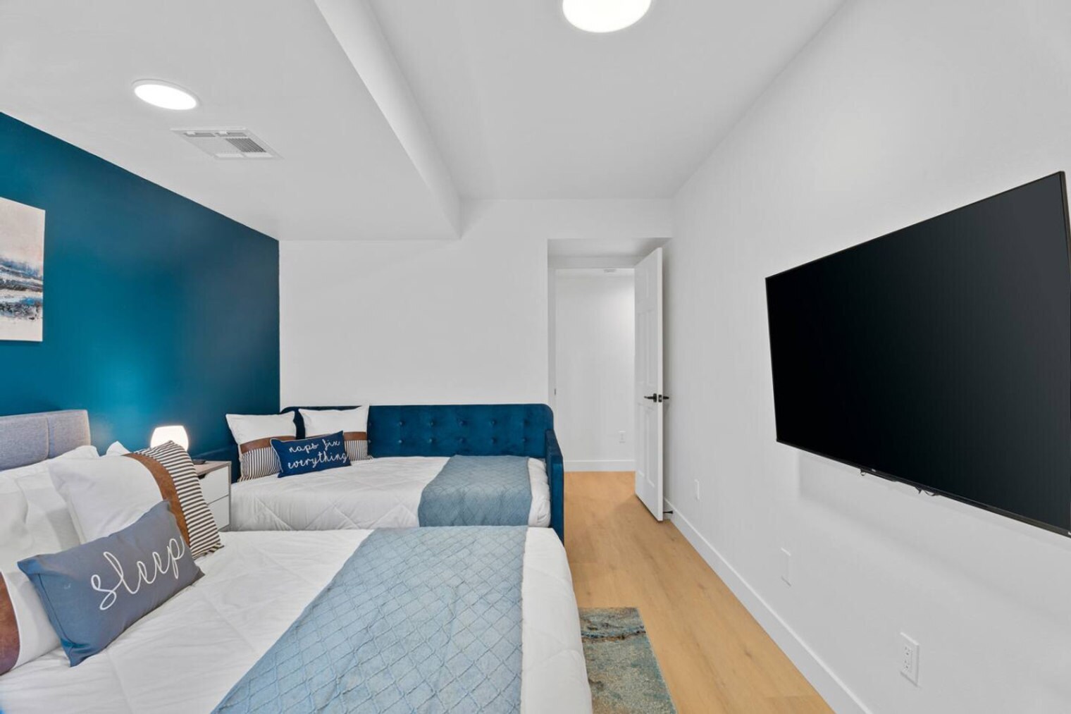 Building Photo - 4641 N 8th Pl