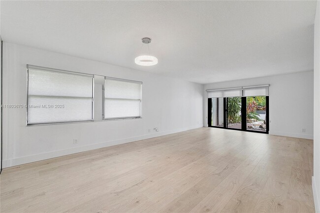 Building Photo - 398 Fern Dr