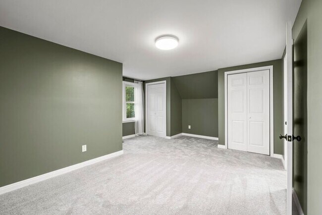 Building Photo - 304 E Schreyer Pl