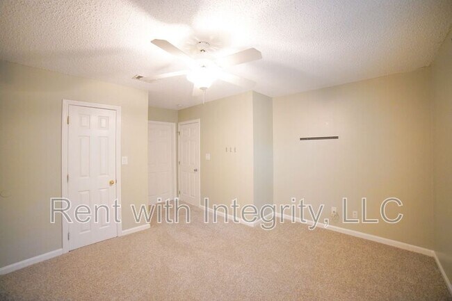 Building Photo - 1100 Greentree Ct