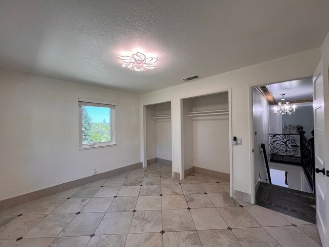 Building Photo - 912 Yosemite Ln