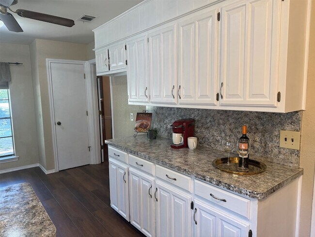 Building Photo - 905 Summer Trail