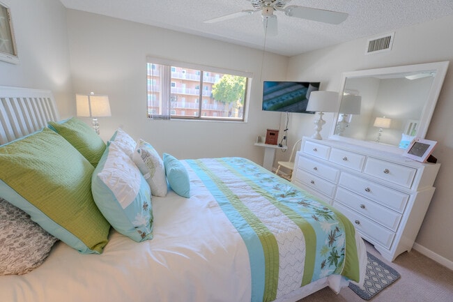 Building Photo - 4725 Lucerne Lakes Blvd E