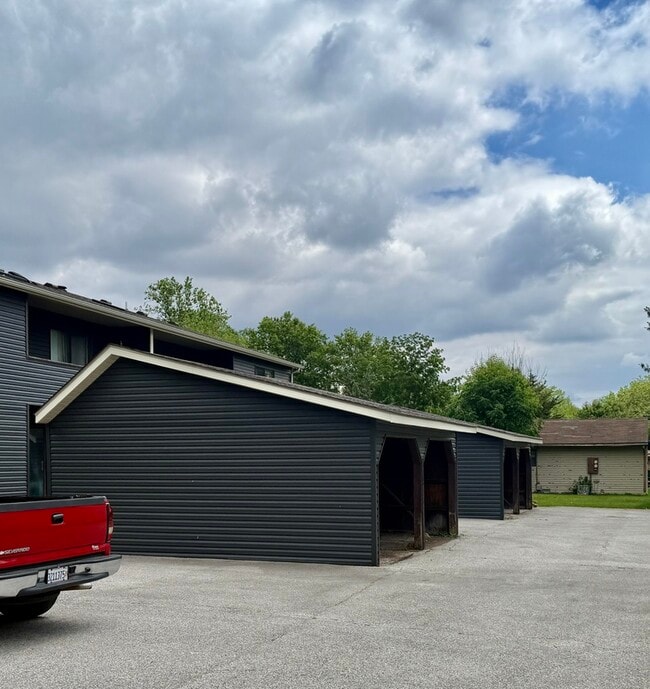 Building Photo - 821 N Cherry St