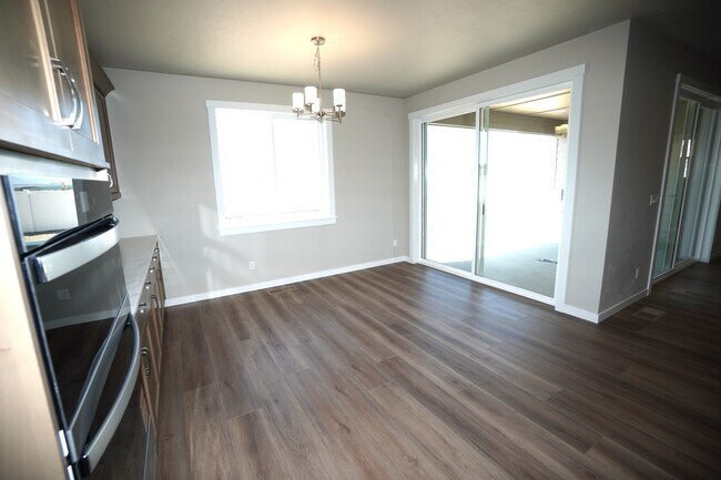 Building Photo - 14561 Pne Knl St