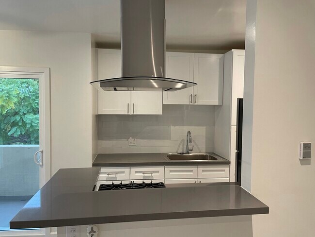 Kitchen - 4032 Inglewood Blvd
