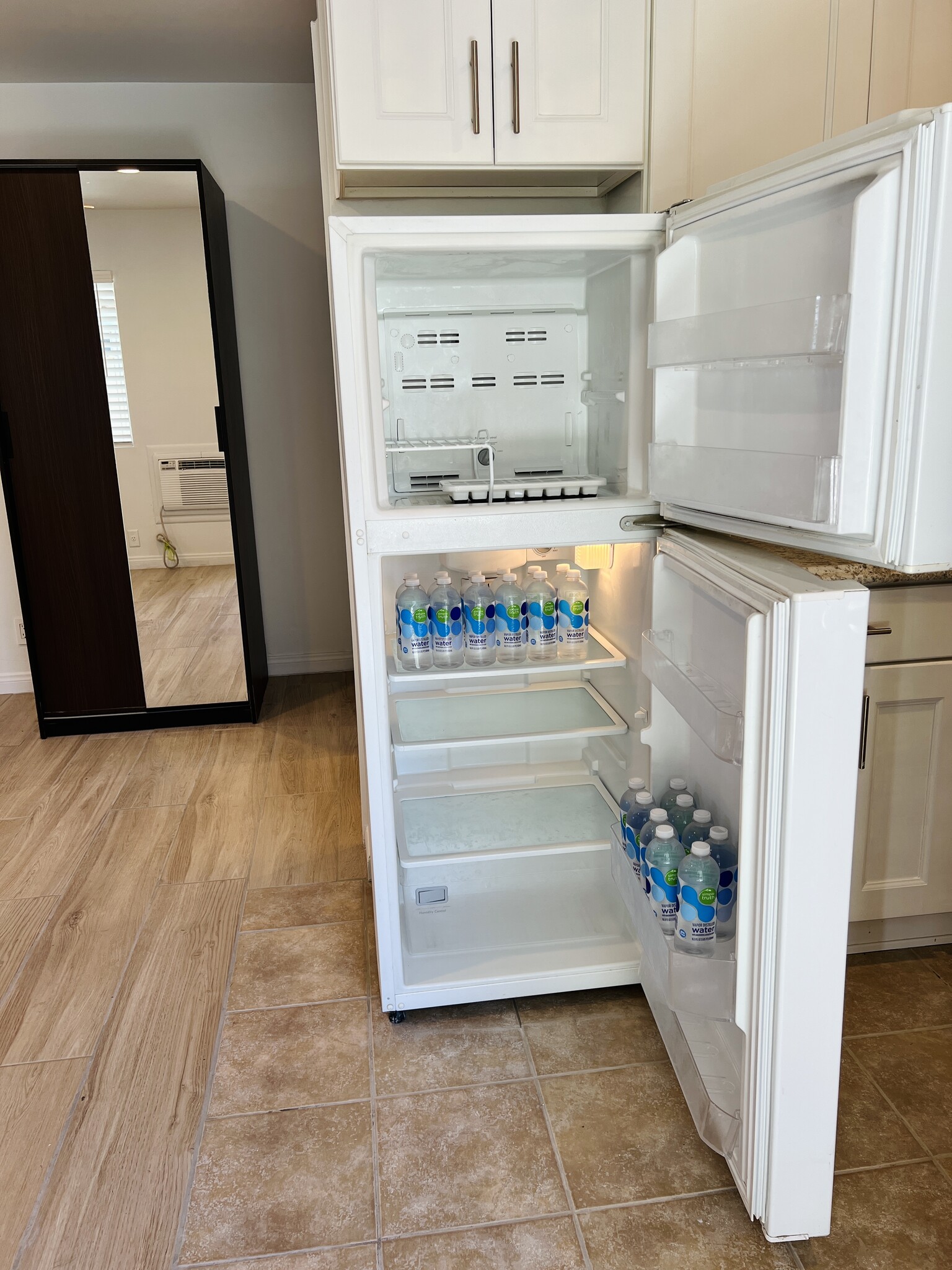 Fridge - 1404 N Buena Vista St