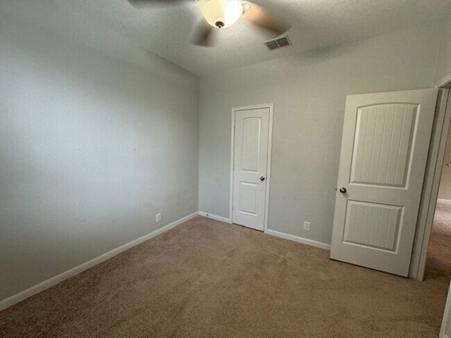 Building Photo - Texas Size Home!! Featuring over 2700 sq ft