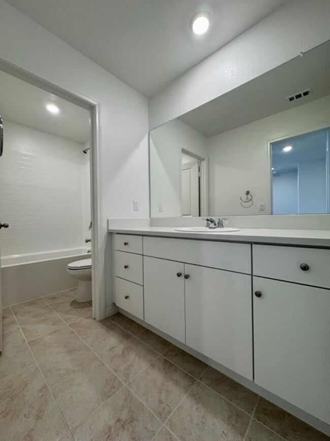 Building Photo - Welcome to Your Brand New 3 Bedroom Solar Home in the Gated Willow Springs Community of Murrieta!