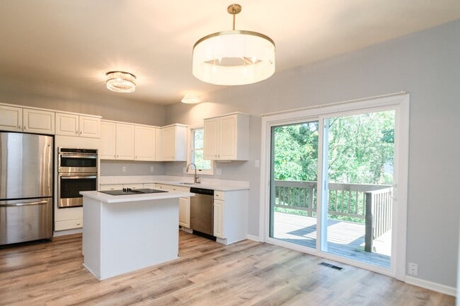 Building Photo - 5 bedroom / 2.5 bathroom Home for Rent in ...