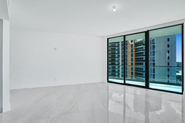 Building Photo - 18975 Collins Ave