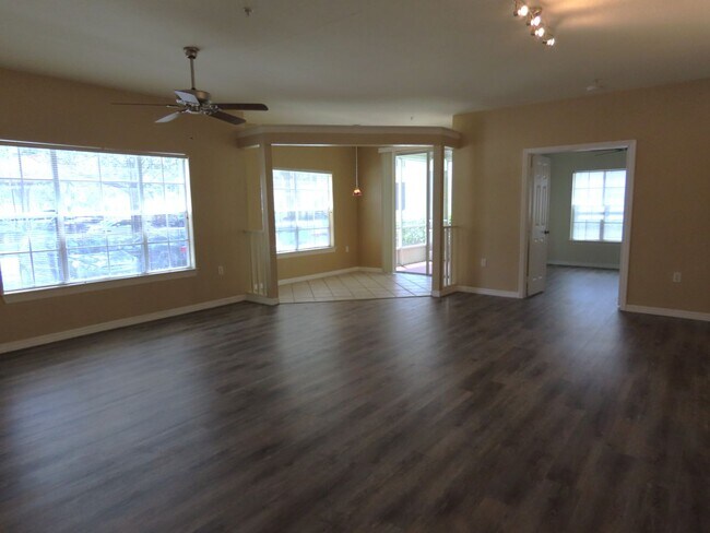 Building Photo - Orlando Park Central Gated Resort Style Co...