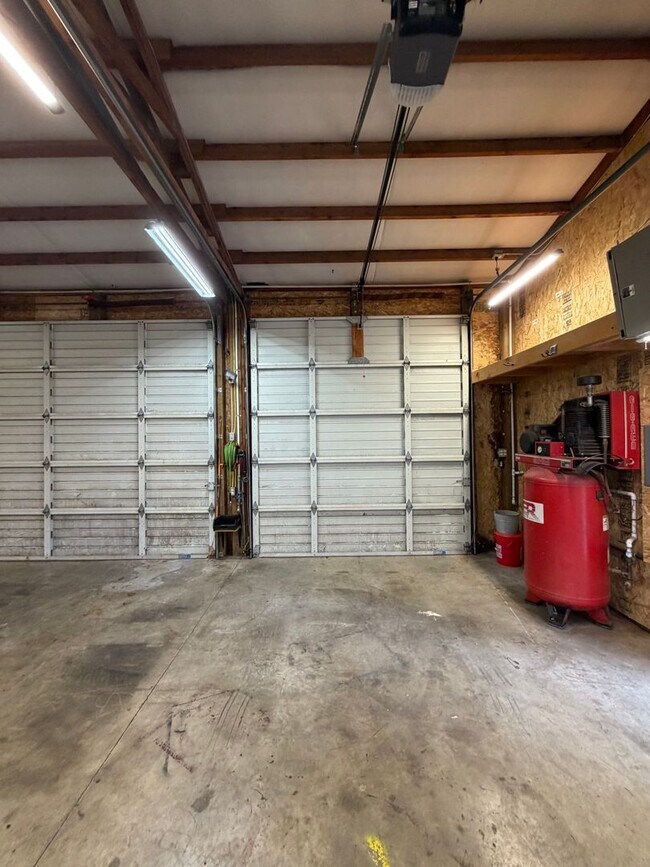 Building Photo - Rare 3-Acre 3BR Home in South Salem – Shops, Workspace & Greenhouses